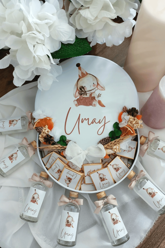 Çiçek Süslemeli Metal Kutuda 55' li Madlen Çikolata