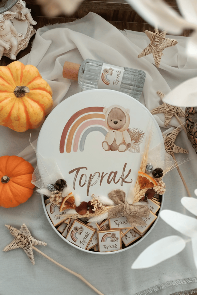 Çiçek Süslemeli Metal Kutuda 65' li Madlen Çikolata