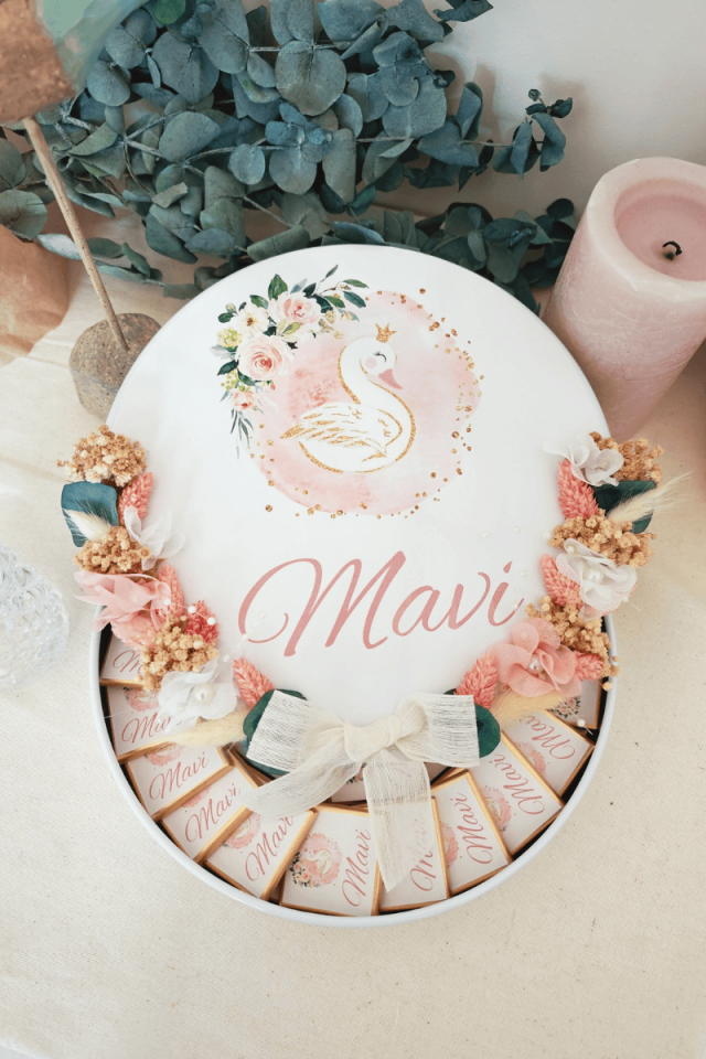 Çiçek Süslemeli Metal Kutuda 80' li Madlen Çikolata