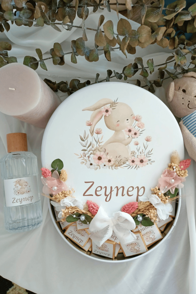 Çiçek Süslemeli Metal Kutuda 75' li Madlen Çikolata