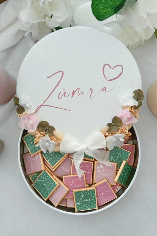 Çiçek Süslemeli Metal Kutuda 50' li Madlen Çikolata