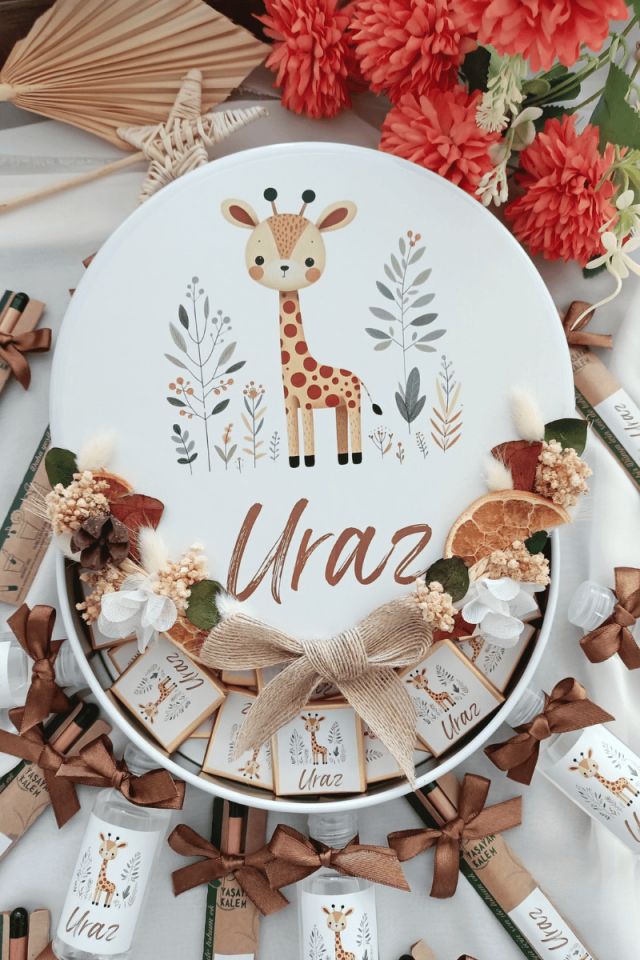 Çiçek Süslemeli Metal Kutuda 25' li Madlen Çikolata