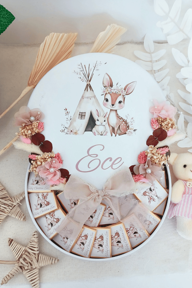 Çiçek Süslemeli Metal Kutuda 150' li Madlen Çikolata