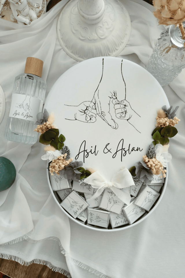 Çiçek Süslemeli Metal Kutuda 50' li Madlen Çikolata