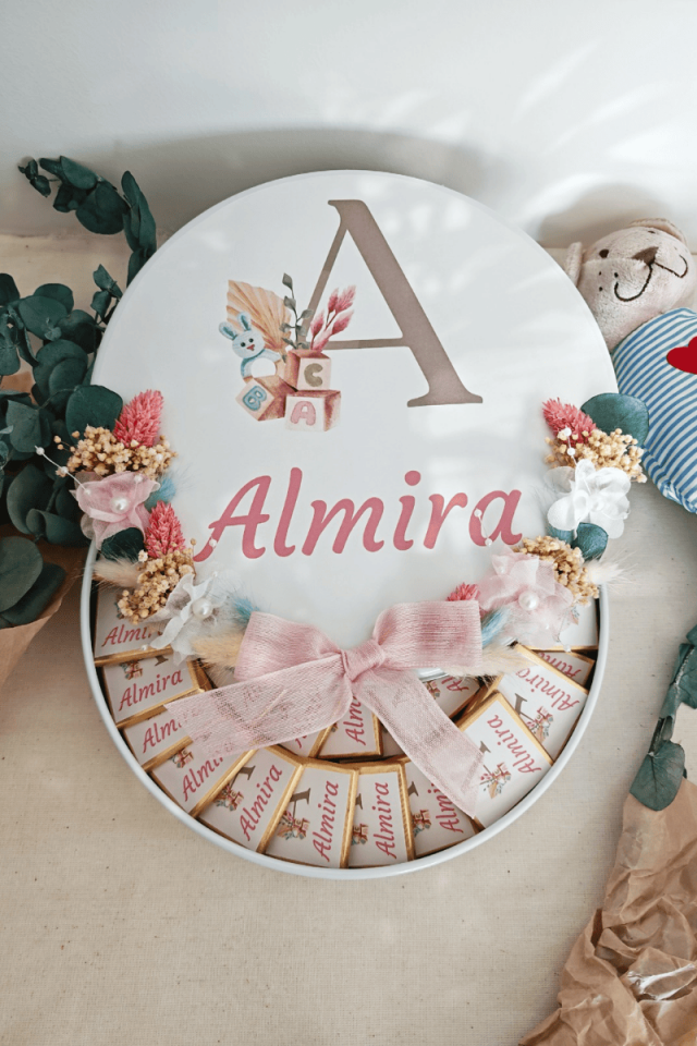 Çiçek Süslemeli Metal Kutuda 100' lü Madlen Çikolata