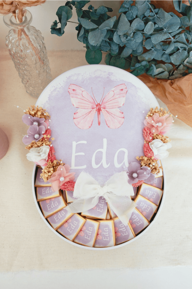 Çiçek Süslemeli Metal Kutuda 100' lü Madlen Çikolata