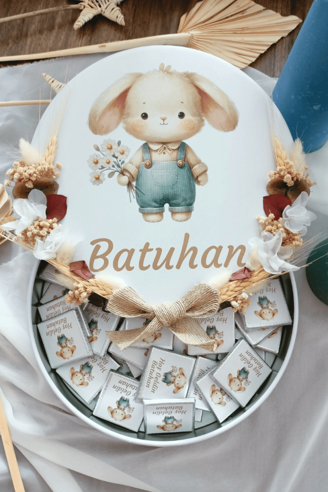 Çiçek Süslemeli Metal Kutuda 40' lı Madlen Çikolata