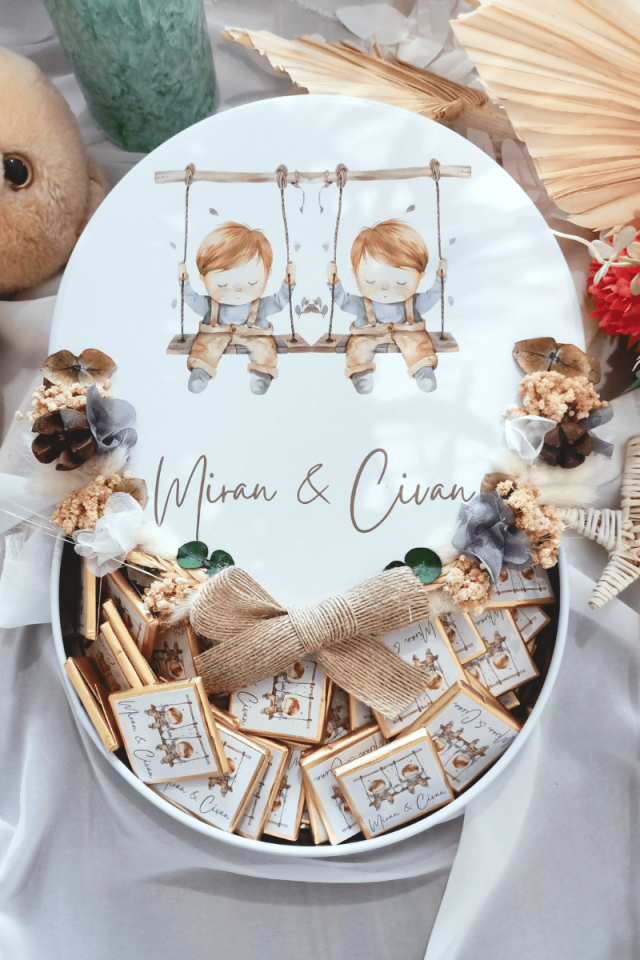 Çiçek Süslemeli Metal Kutuda 50' li Madlen Çikolata