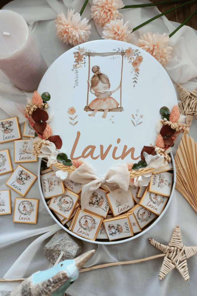 Çiçek Süslemeli Metal Kutuda 75' li Madlen Çikolata