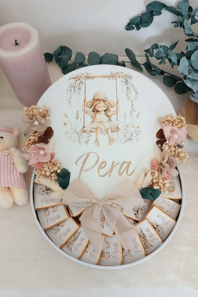 Çiçek Süslemeli Metal Kutuda 120' li Madlen Çikolata