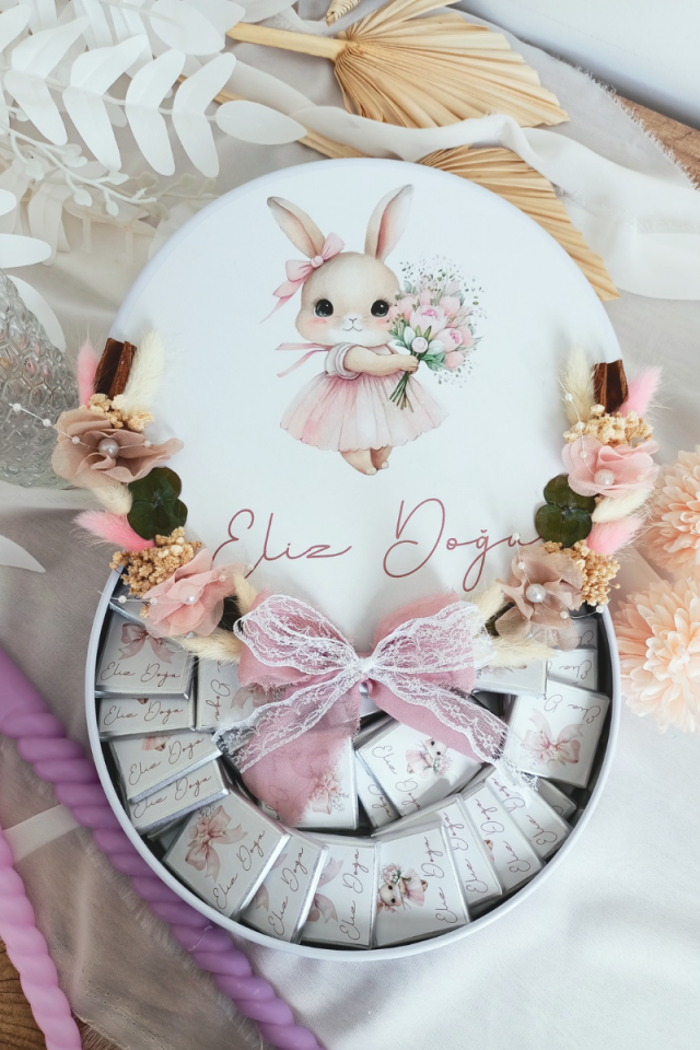 Çiçek Süslemeli Metal Kutuda 100' lü Madlen Çikolata