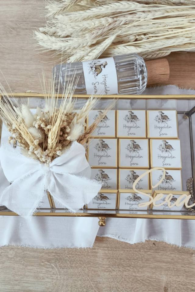 Çiçek Süslemeli Cam Kutuda 75' li Madlen Çikolata