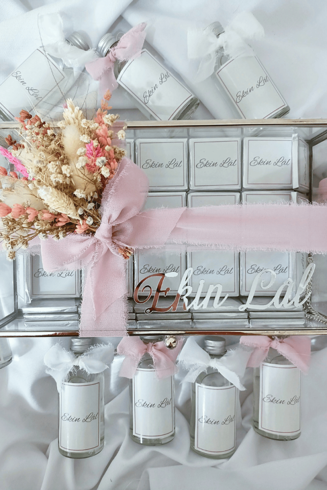 Çiçek Süslemeli Cam Kutuda 90' lı Madlen Çikolata