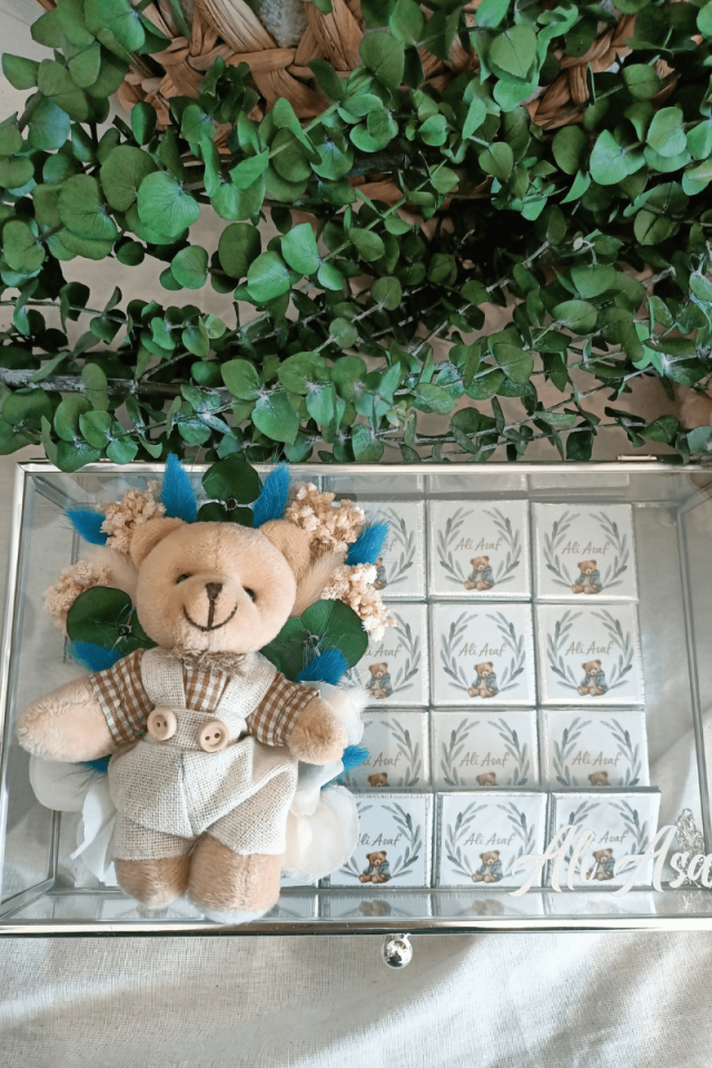 Çiçek Süslemeli - Peluş Ayıcıklı Cam kutuda 55' li Madlen Çikolata