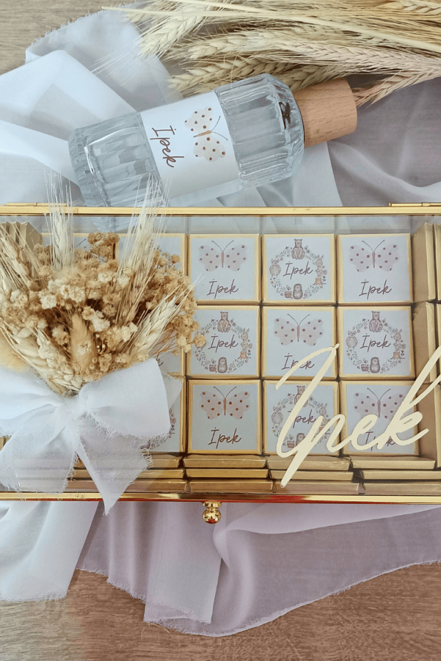 Çiçek Süslemeli Cam Kutuda 85' li Madlen Çikolata