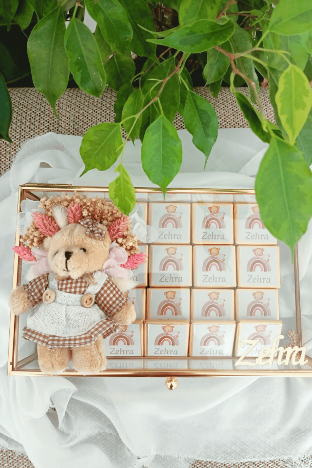 Çiçek Süslemeli - Peluş Ayıcıklı Cam kutuda 50' li Madlen Çikolata