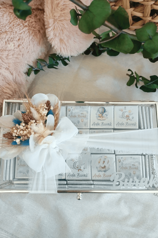 Çiçek Süslemeli Cam Kutuda 85' li Madlen Çikolata