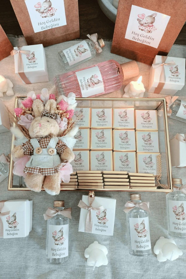 Çiçek Süslemeli - Peluş Ayıcıklı Cam kutuda 60' lı Madlen Çikolata