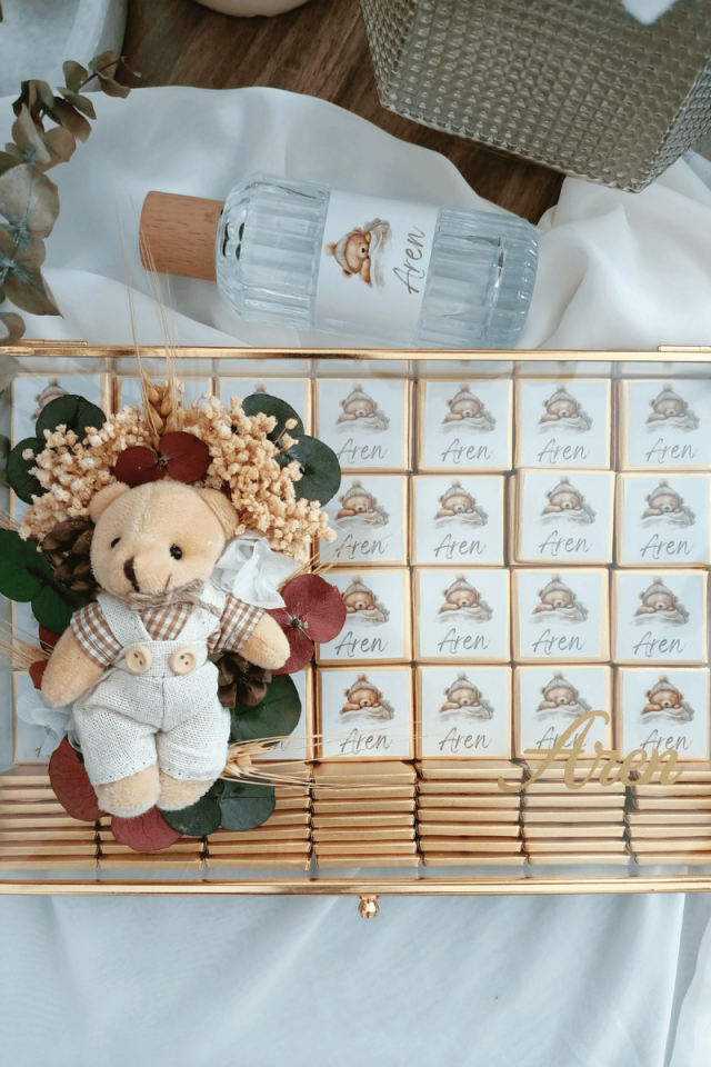 Çiçek Süslemeli - Peluş Ayıcıklı Cam kutuda 120' li Madlen Çikolata