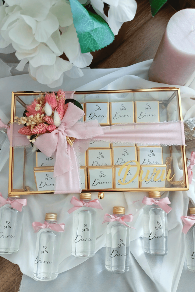 Çiçek Süslemeli Cam Kutuda 50' li Madlen Çikolata