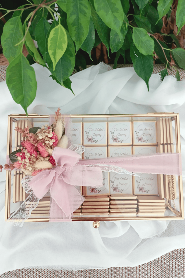 Çiçek Süslemeli Cam Kutuda 60' lı Madlen Çikolata