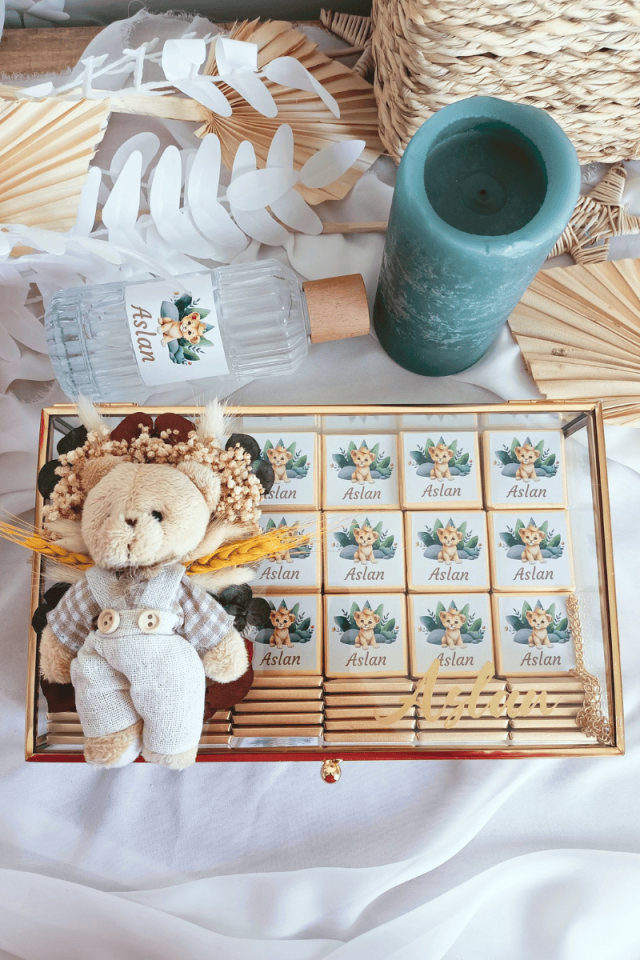 Çiçek Süslemeli - Peluş Ayıcıklı Cam kutuda 70' li Madlen Çikolata