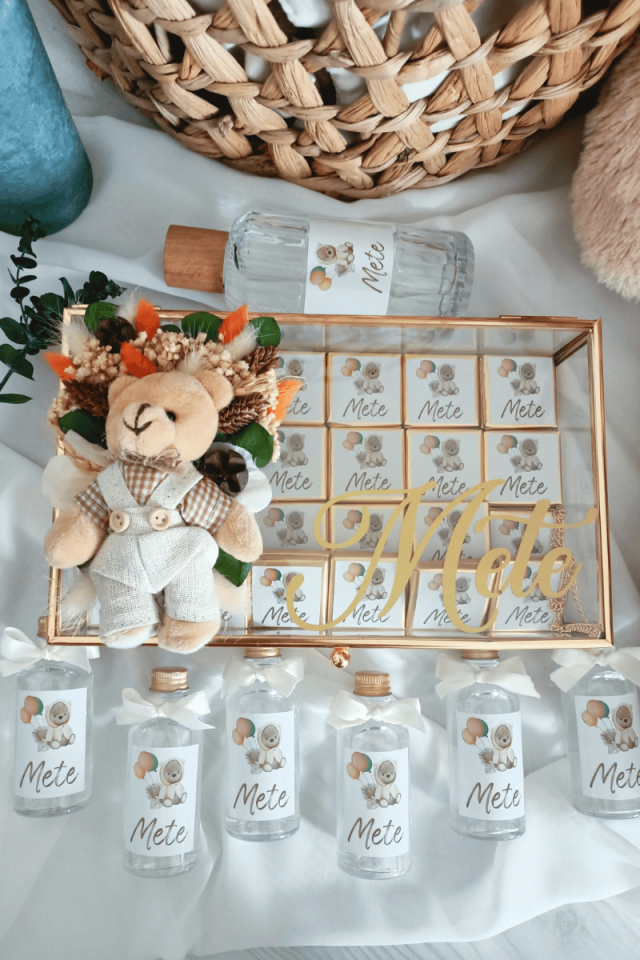 Çiçek Süslemeli - Peluş Ayıcıklı Cam kutuda 70' li Madlen Çikolata