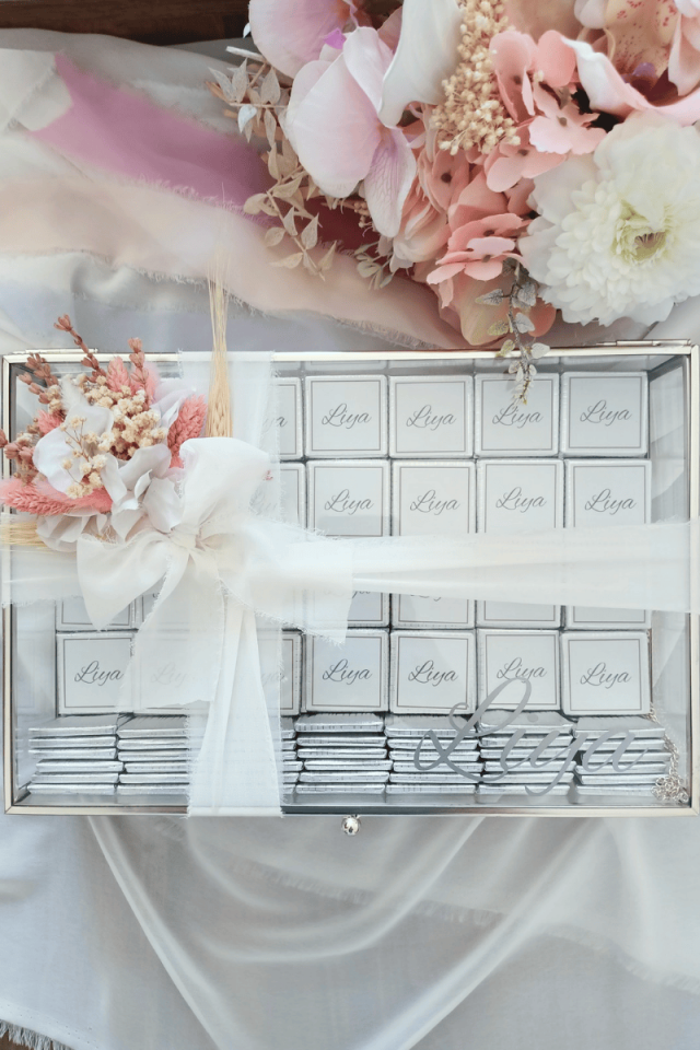 Çiçek Süslemeli Cam Kutuda 130' lu Madlen Çikolata