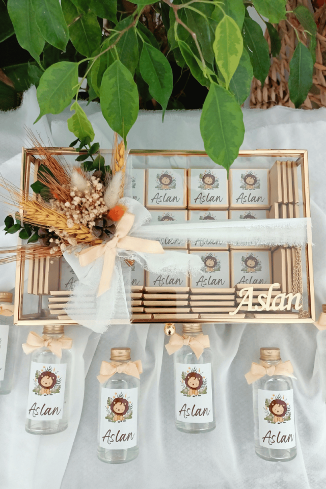 Çiçek Süslemeli Cam Kutuda 75' li Madlen Çikolata