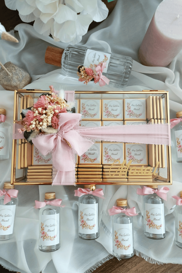 Çiçek Süslemeli Cam Kutuda 90' lı Madlen Çikolata