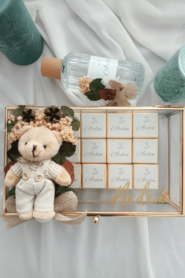 Çiçek Süslemeli - Peluş Ayıcıklı Cam kutuda 55' li Madlen Çikolata