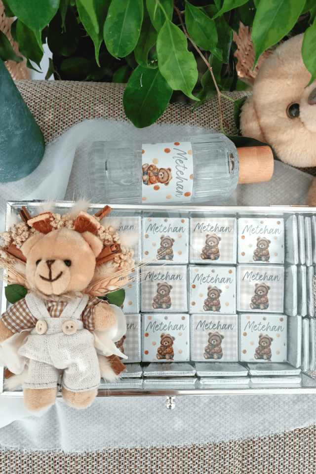 Çiçek Süslemeli - Peluş Ayıcıklı Cam kutuda 120' li Madlen Çikolata