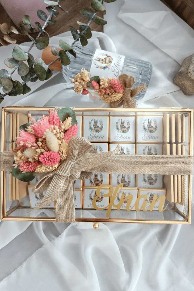 Çiçek Süslemeli Cam Kutuda 50'li Madlen Çikolata