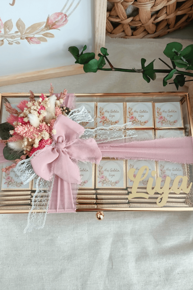 Çiçek Süslemeli Cam Kutuda 150' li Madlen Çikolata