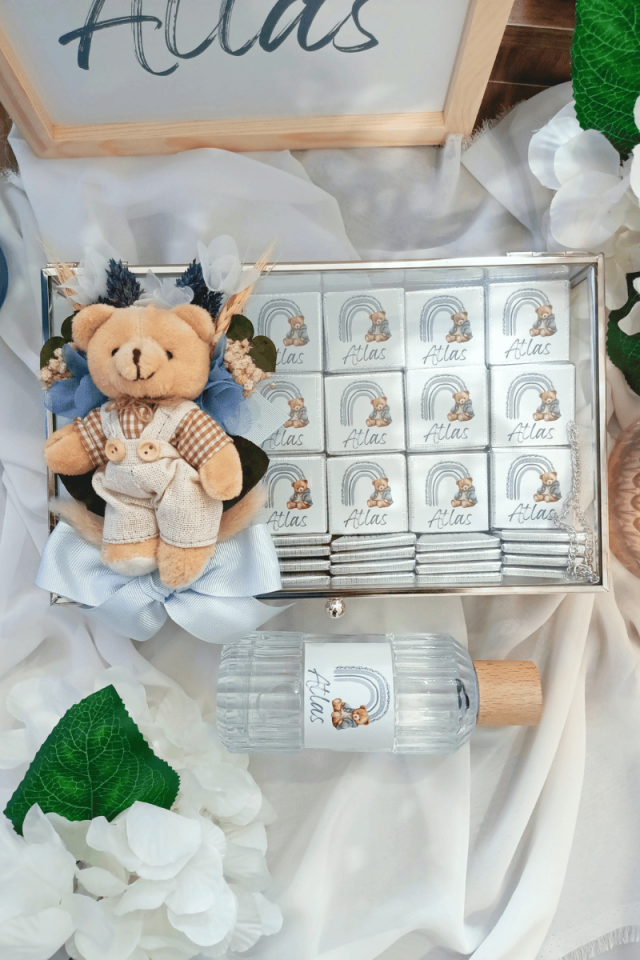 Çiçek Süslemeli Peluş Ayıcıklı Cam Kutuda 100' lü Madlen Çikolata