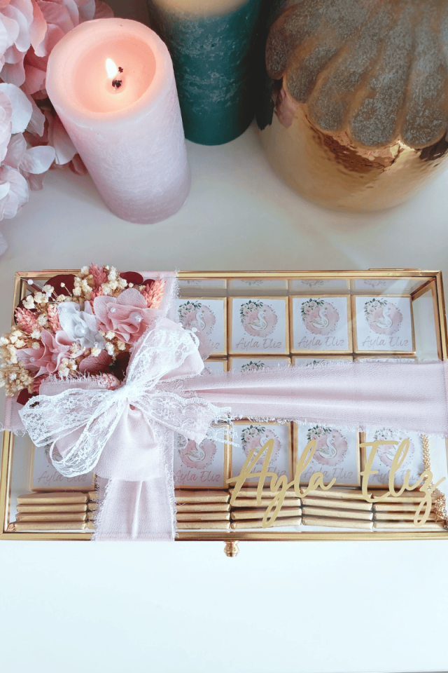 Çiçek Süslemeli Cam Kutuda 60' lı Madlen Çikolata