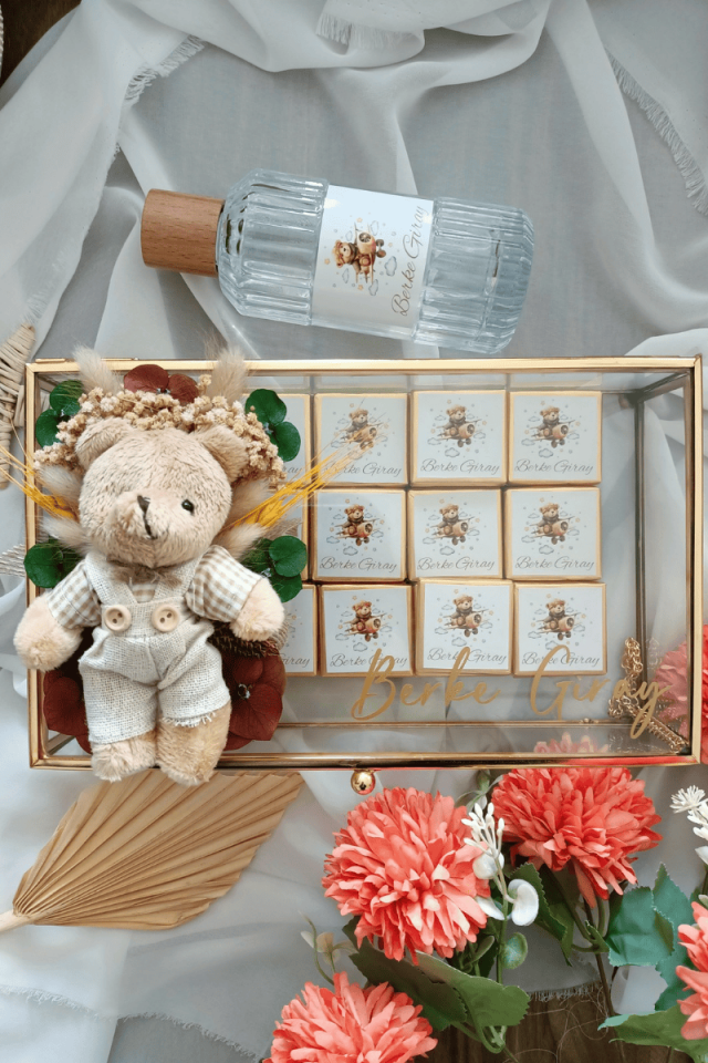 Çiçek Süslemeli - Peluş Ayıcıklı Cam kutuda 40' lı Madlen Çikolata