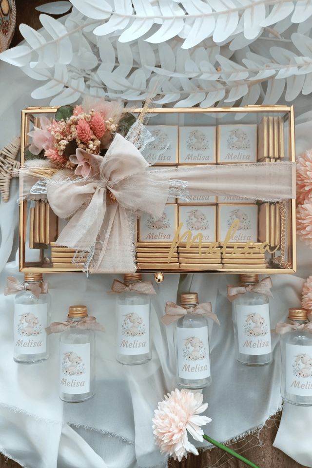 Çiçek Süslemeli Cam Kutuda 50' li Madlen Çikolata