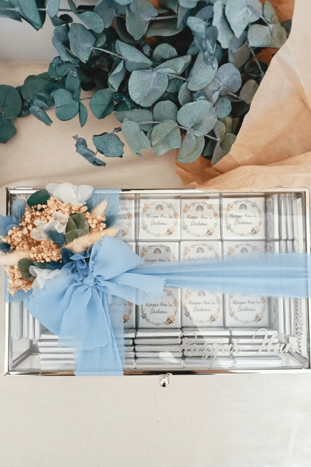 Çiçek Süslemeli Cam Kutuda 80' li Madlen Çikolata