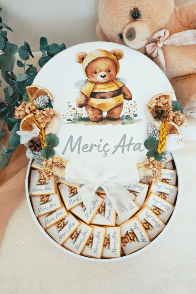 Çiçek Süslemeli Metal Kutuda 100' lü Madlen Çikolata