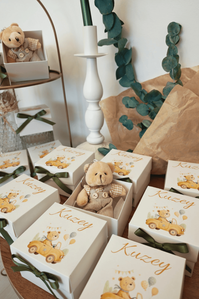 Beyaz Kutulu Elbiseli Peluş Ayıcık Anahtarlık