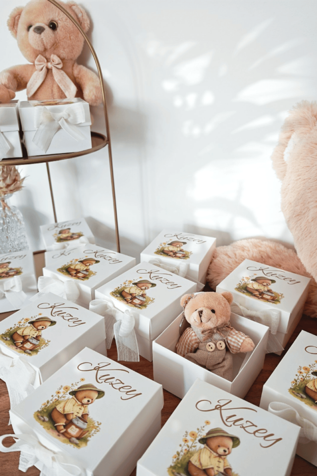 Özel Kurdeleli - Beyaz Kutulu Elbiseli Peluş Ayıcık Anahtarlık