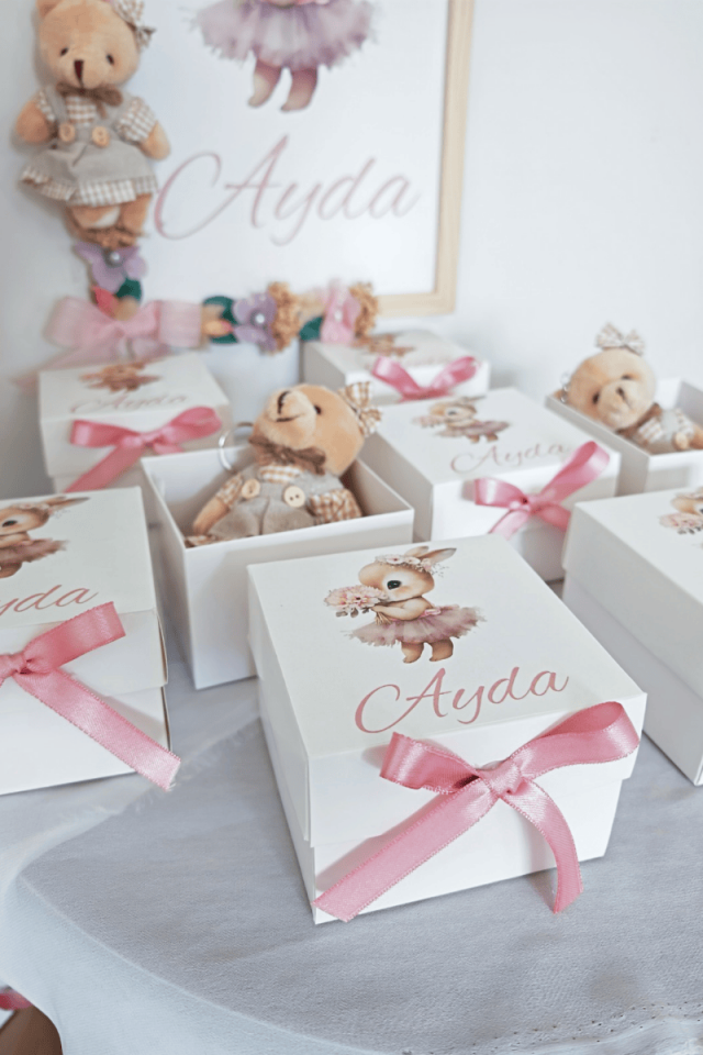 Beyaz Kutulu Elbiseli Peluş Ayıcık Anahtarlık Kız Bebek Hediyelik