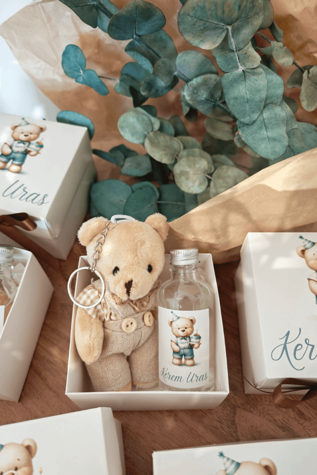 Elbiseli Peluş Ayıcık Anahtarlık & Cam Şişe Kolonya Kutulu Set