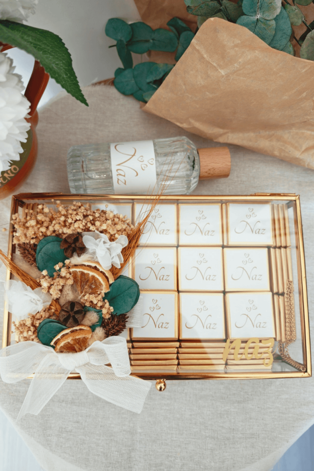 Çiçek Süslemeli Cam Kutuda 100' lü Madlen Çikolata